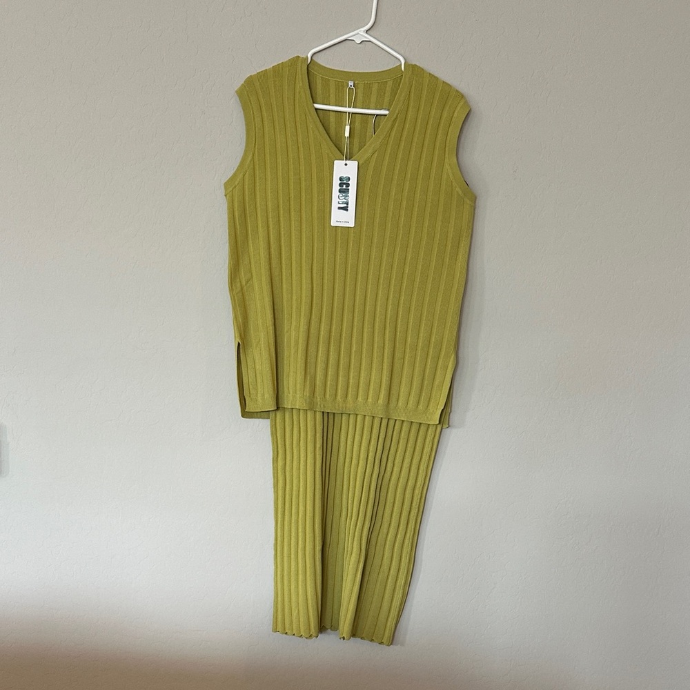 New 2-Piece Sleeveless Ribbed Knit Set in Chartruesse, size M